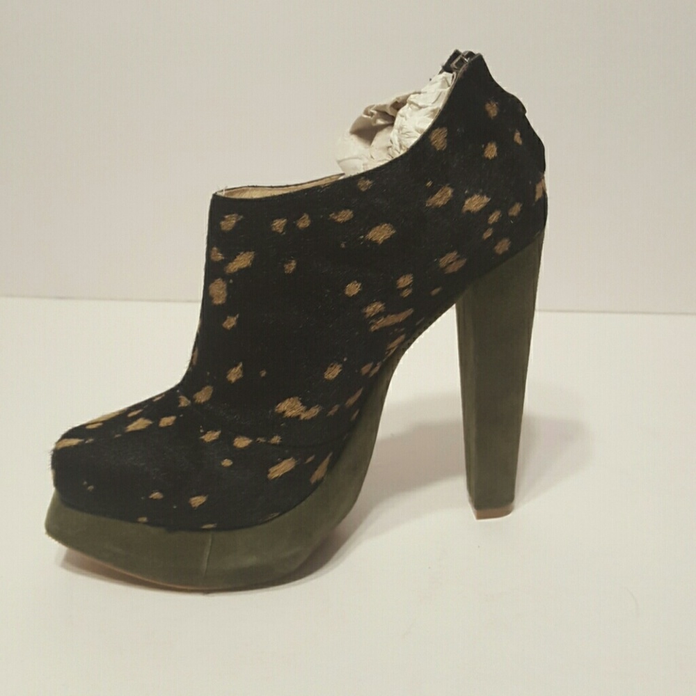 Plomo Valentina. Black dirty pony with green platf